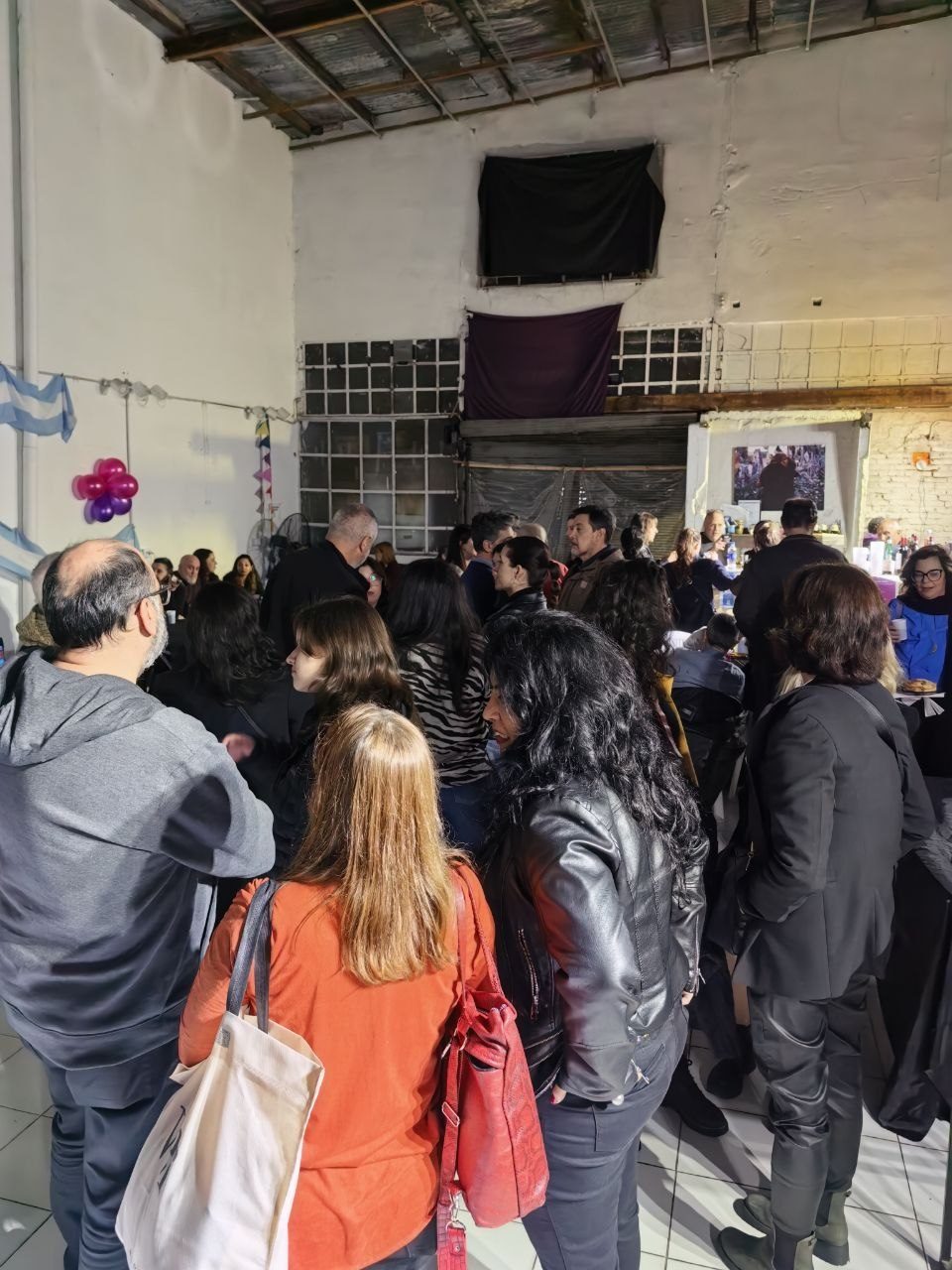 La sala llena durante la fiesta