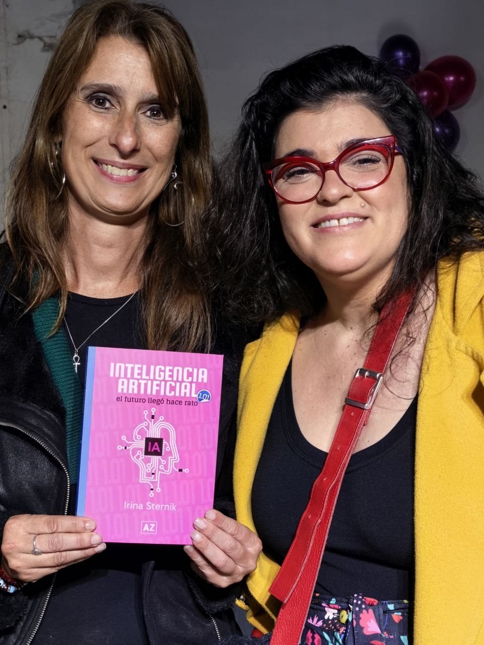 Dos lectoras con un ejemplar del libro