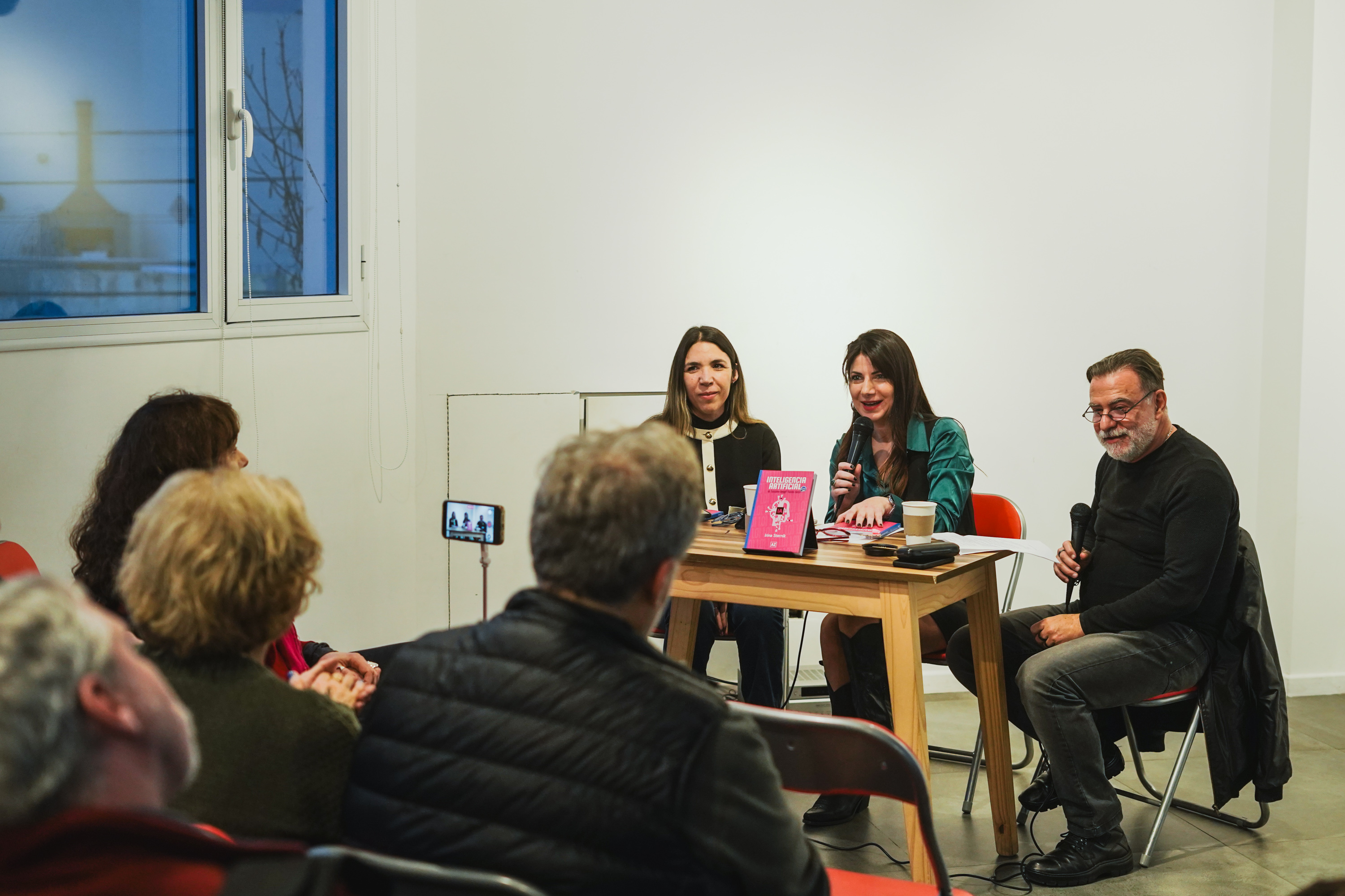 Irina Sternik en la presentación de su libro